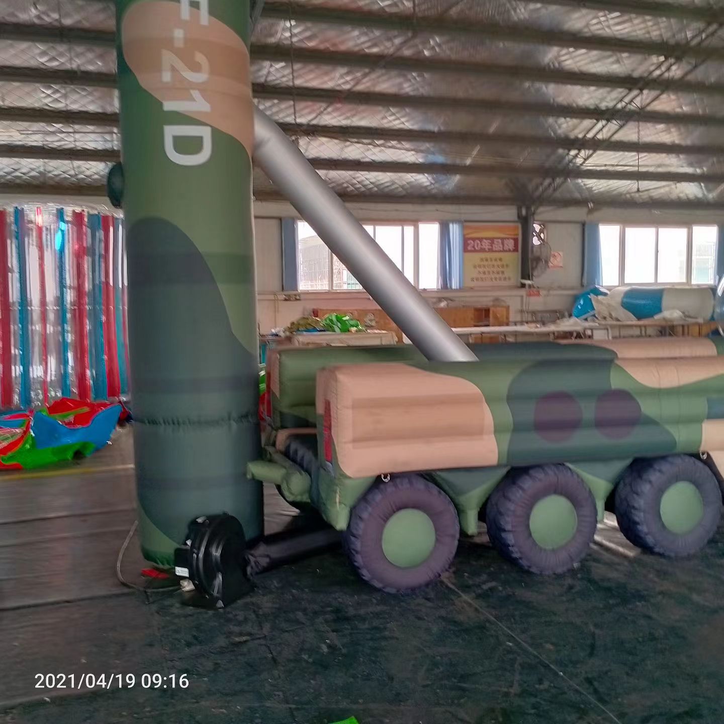 崖州军事演习中的充气目标车辆：模拟发射车雷达车坦克飞机